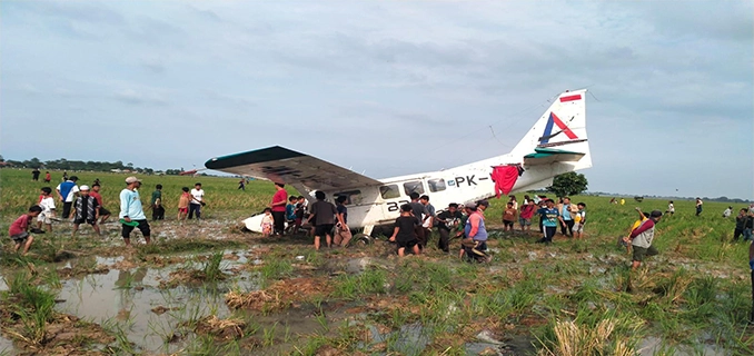 Karawang Heboh Warga Padati Lokasi Pesawat G-8 Airvan Jatuh