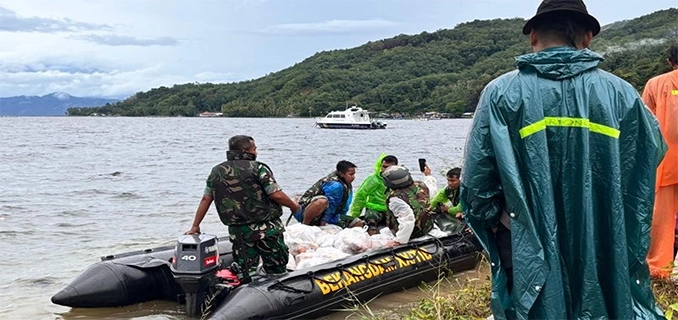 Akses Darat Terputus Datar Bantuan Kini Disalurkan Lewat Perahu