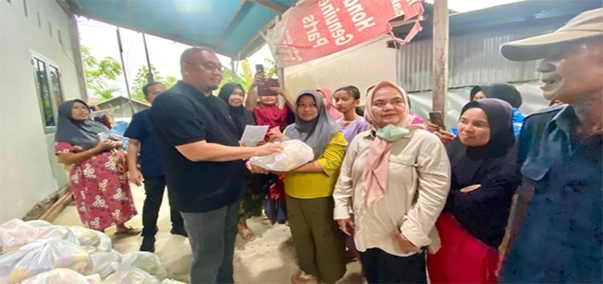 Andre Rosiade Bagikan Ratusan Sembako di Koto Tangah Padang