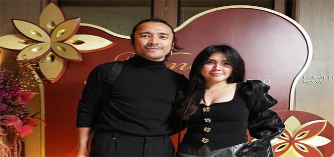 Ello Bahagia Lihat Istri Senang Dengan Barang Pemberiannya