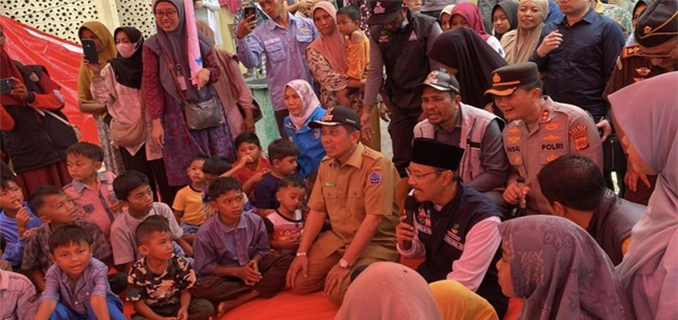 Gus Ipul Salawat Bersama Anak-anak Korban Banjir di Pidie Jaya