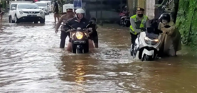 Situasi Kini Ubud Hujan Deras Banjiri Jalan Sepeda Motor Mogok