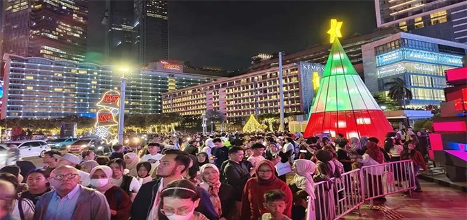 Warga Jakarta Ramaikan Bundaran HI di Jakarta Light Festival