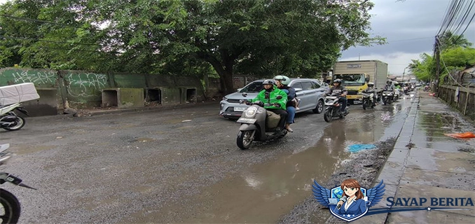 Lubang & Genangan Hiasi Jalan Otista Raya Ciputat Keluh Kondisi