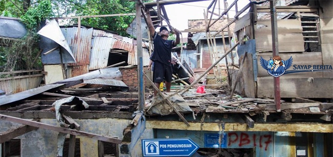 Bangunan di Bantaran Ciliwung Dibongkar Demi Normalisasi